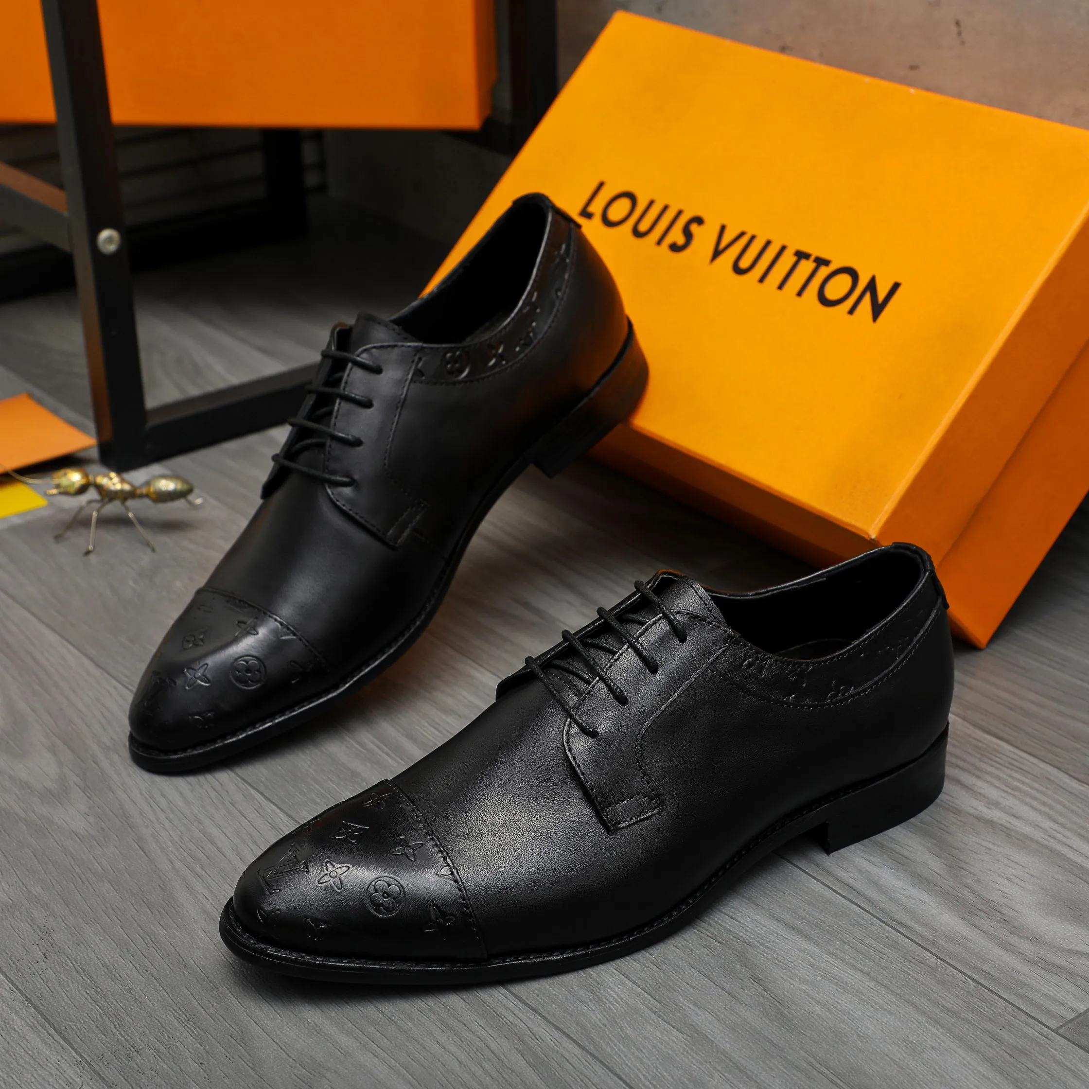 Men's shoes 💰p460 Product trademark: LV (Louis Vuitton) business lace-up leather shoes True size: 39-44 Product material: Selected high-quality cowhide stitching embossed cowhide upper, cowhide lining, original rubber outsole